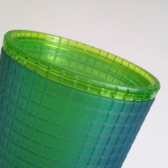 Beautiful Starbucks Green Iridescent Soft Touch Grid 24 oz Cold Cup Tumbler - Picture 4 of 7